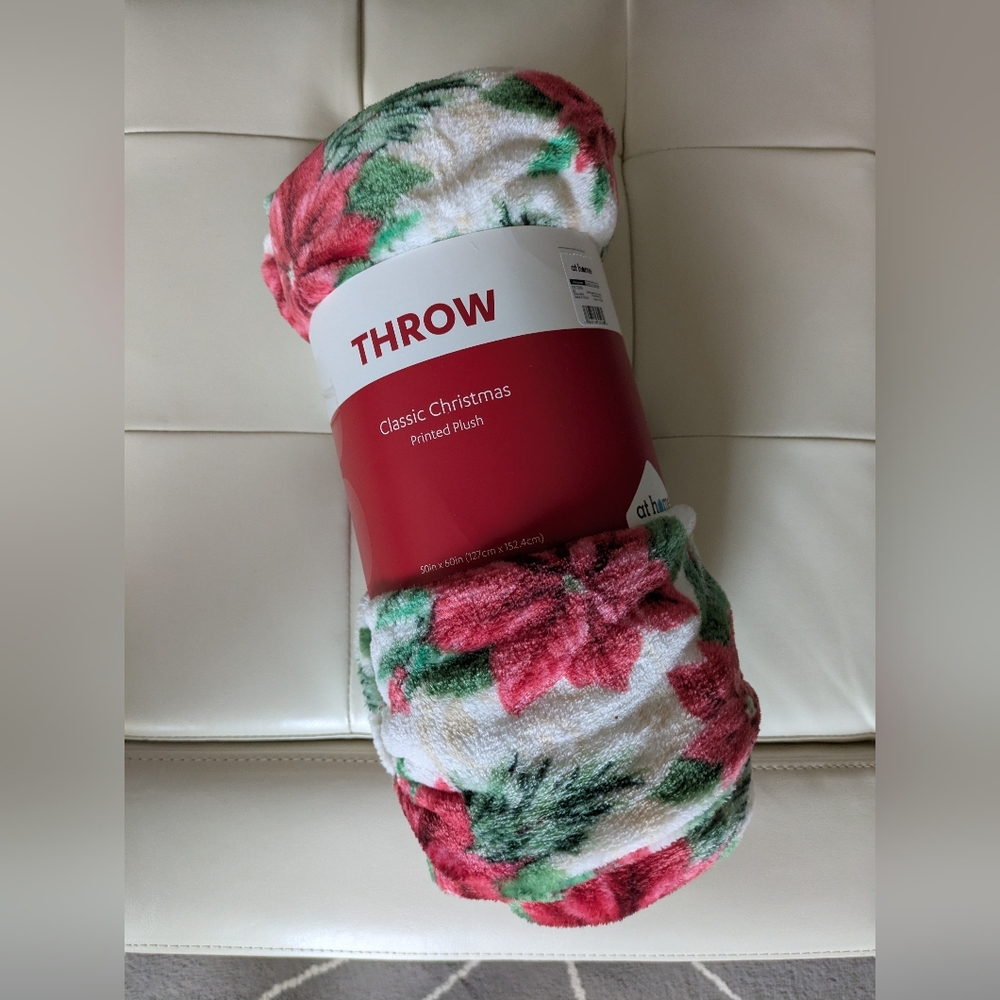 NWT Christmas 🎄 Holiday Piontsettia Throw